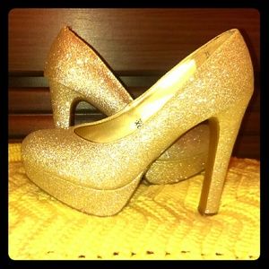 SALE NWOT Gold Heels